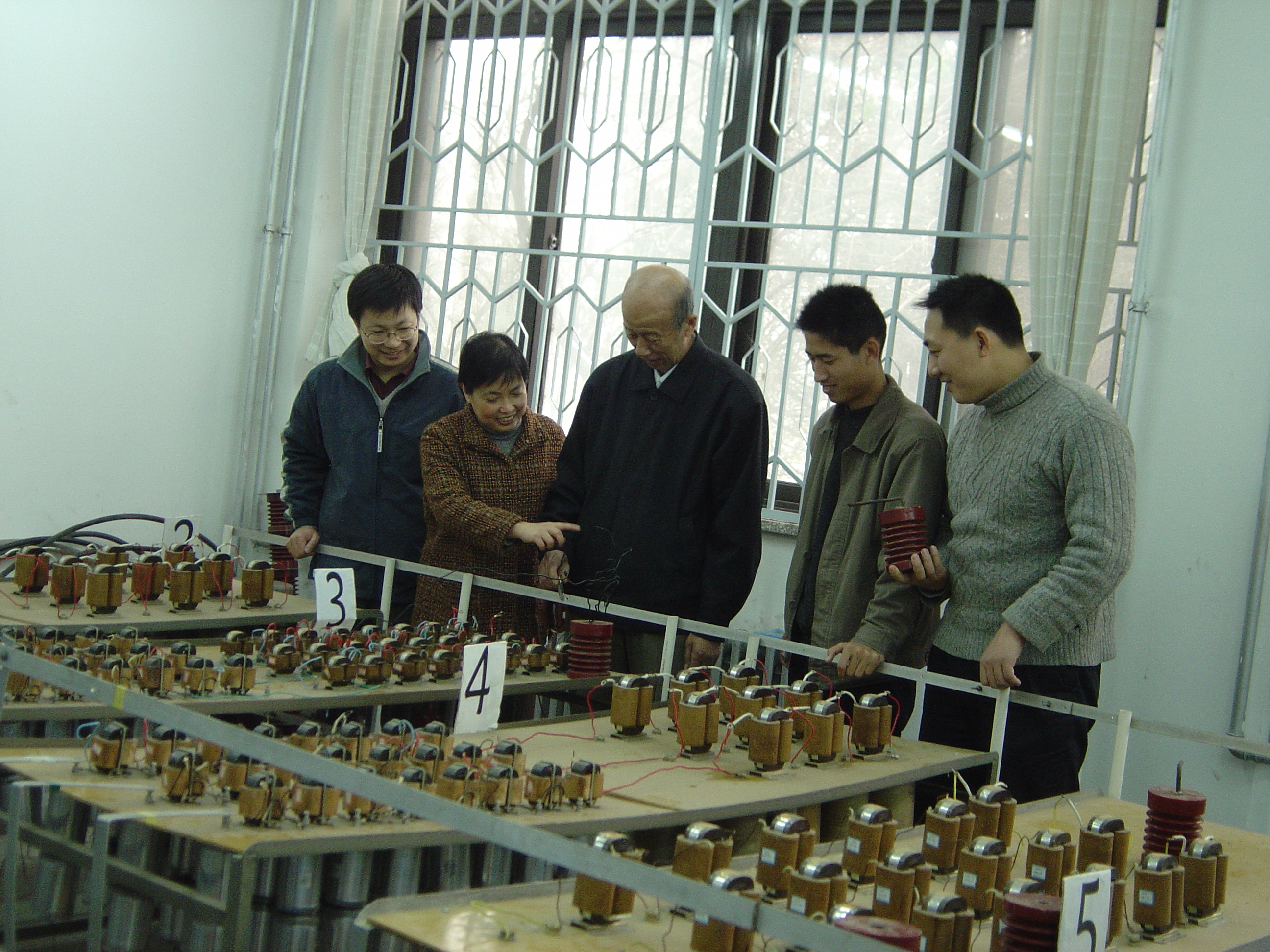 杨老师在创立的全国首个10kV高压物理模拟实验室讲课